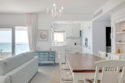 Phaedrus Living: Beach Front Flat Kyma Hotel in Germasogeia