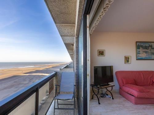 Spacious apartment with garage and sea view Hotel in Middelkerke
