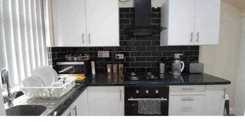 Homely double bed, TV, Wi-Fi and garden Hotel in Leeds