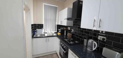 Homely double bed, TV, Wi-Fi and garden Hotel in Leeds