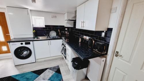 Bright sunny, double bed with garden, TV and Wi-Fi Hotel in Leeds