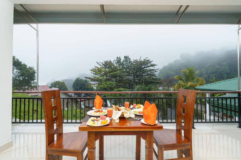 Hotel Travellers Nest Hotel in Kandy