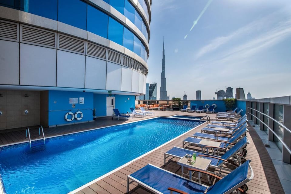 Swimming pool [outdoor]