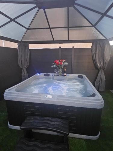 hebergement privee Jaccuzzi en supplement Hotel in Auvergne-Rhône-Alpes