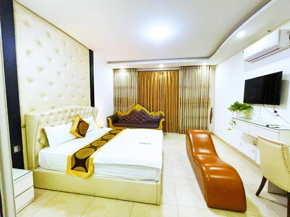 Shared lounge/TV area