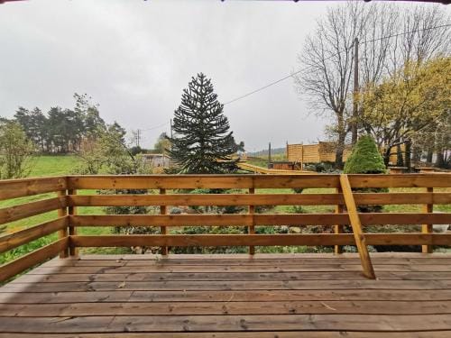 Evasion Romantique: Terrasse Privee, Bain Norvegien, et Table d'Hotes – Bien-etre a 1h de Lyon - FR- Hotel in Auvergne-Rhône-Alpes