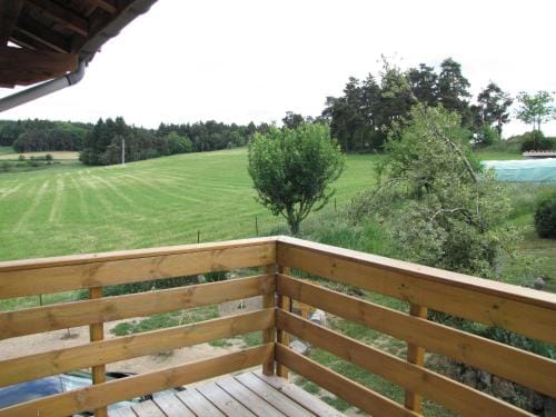 Evasion Romantique: Terrasse Privee, Bain Norvegien, et Table d'Hotes – Bien-etre a 1h de Lyon - FR- Hotel in Auvergne-Rhône-Alpes