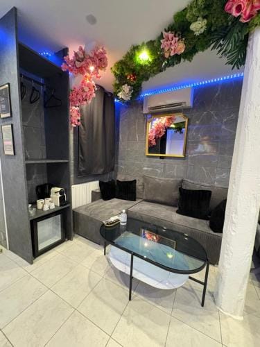 Room & Jacuzzi - Stade de France Hotel in Saint-Denis, France