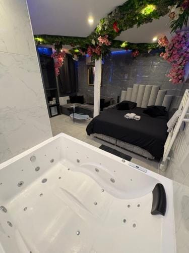 Room & Jacuzzi - Stade de France Hotel in Saint-Denis, France