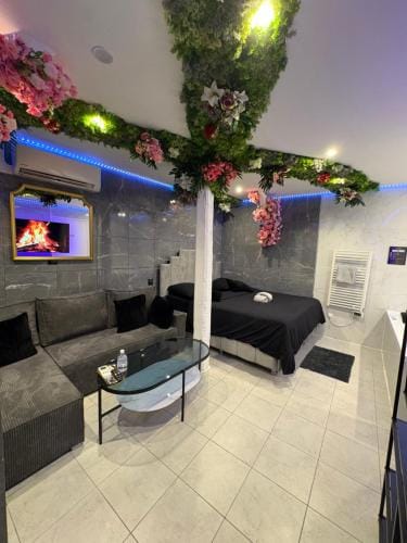 Room & Jacuzzi - Stade de France Hotel in Saint-Denis, France
