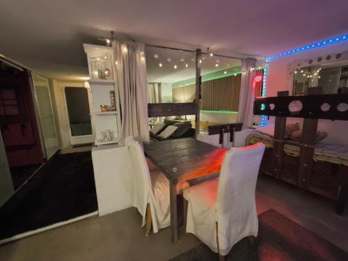 Love-room Discret 40 m2 Bormes les mimosas village avec Terrasse Hotel in Bormes-les-Mimosas