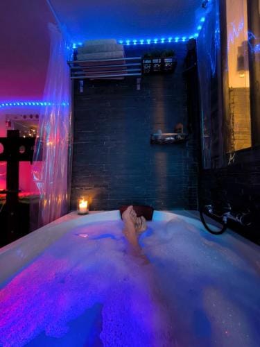 Love-room Discret 40 m2 Bormes les mimosas village avec Terrasse Hotel in Bormes-les-Mimosas
