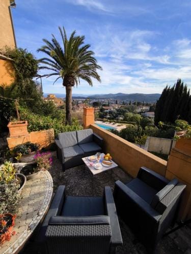 Love-room Discret 40 m2 Bormes les mimosas village avec Terrasse Hotel in Bormes-les-Mimosas