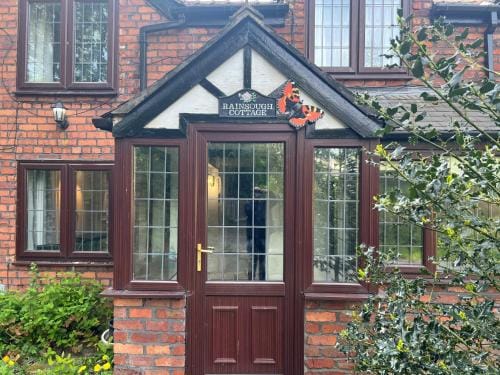 Rainsough Cottage Guest House - Sleeps upto 8 with ensuite - Free Parking & WiFi Hotel in Prestwich