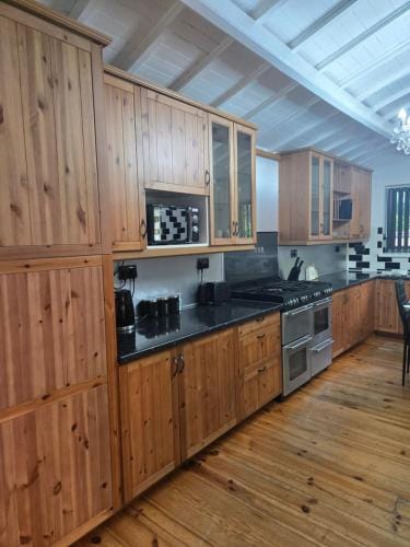 Rainsough Cottage Guest House - Sleeps upto 8 with ensuite - Free Parking & WiFi Hotel in Prestwich