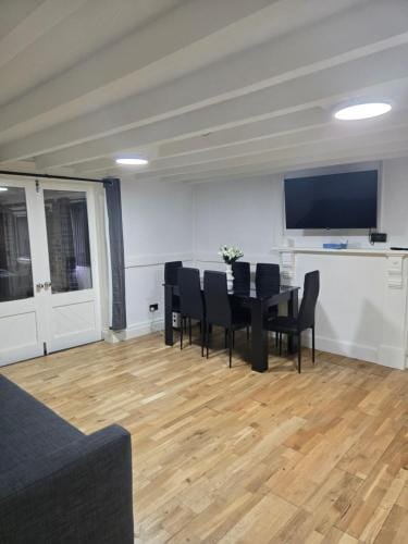 Rainsough Cottage Guest House - Sleeps upto 8 with ensuite - Free Parking & WiFi Hotel in Prestwich