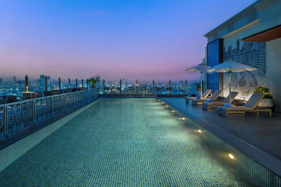 Swimming pool [outdoor]