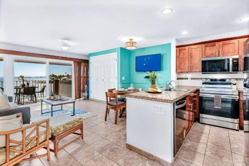 Ocean Echoes: Kona’s Oceanfront Family Oasis Hotel in Holualoa