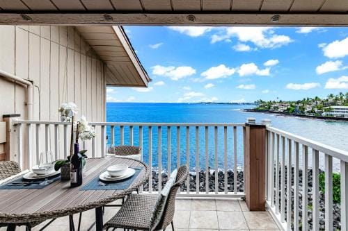 Ocean Echoes: Kona’s Oceanfront Family Oasis Hotel in Holualoa