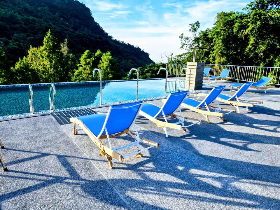 Swimming pool [outdoor]