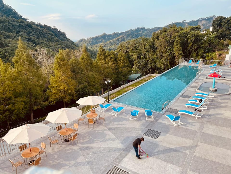 Swimming pool [outdoor]