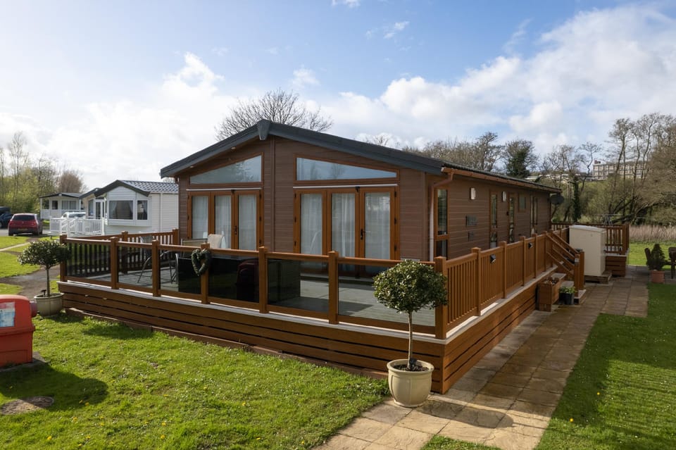 Cormorant - Luxury Lodge, Close to the Beach Lodge in Wales