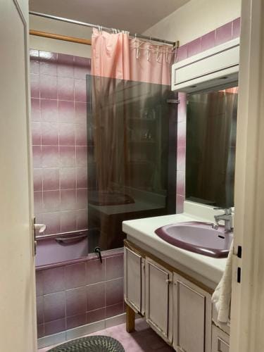 Female dorm- Femme dortoir Paris 8pm-10am Hostel in Île-de-France
