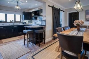 Highfield - 5 Bedroom Holiday Home - Pembroke Dock Hotel in Wales