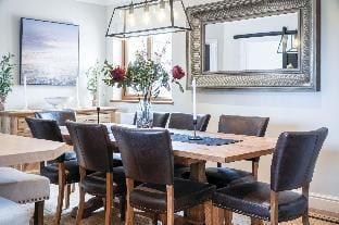 Highfield - 5 Bedroom Holiday Home - Pembroke Dock Hotel in Wales