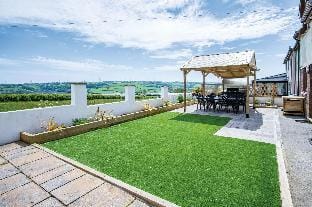 Highfield - 5 Bedroom Holiday Home - Pembroke Dock Hotel in Wales