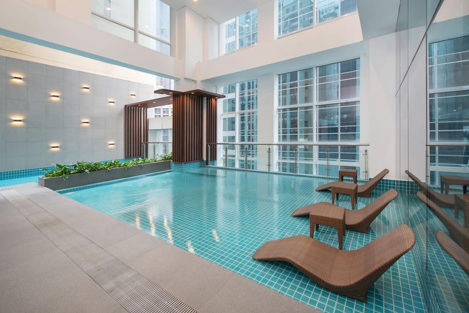 Swimming pool [outdoor]