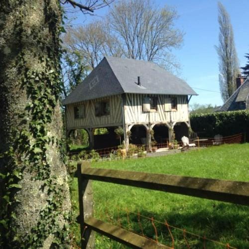 La CHARETTERIE Gites du Manoir de La Porte Hotel in Normandy