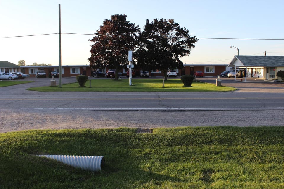 Colonial Motel Motel in Chatham-Kent