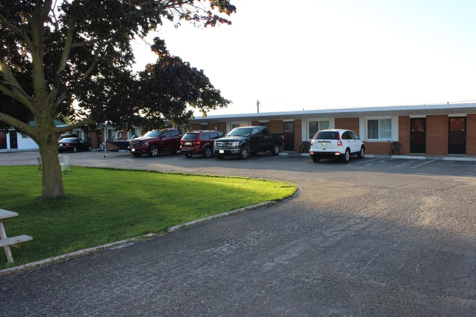 Colonial Motel Motel in Chatham-Kent