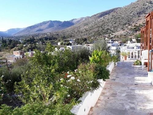 Manolis Rooms Vathys Hostel in Kalymnos