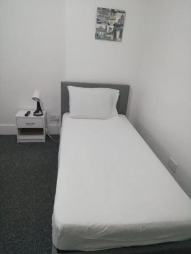Single Room Shared bathroom Free Street Parking Near Anfield LFC Hotel in Liverpool
