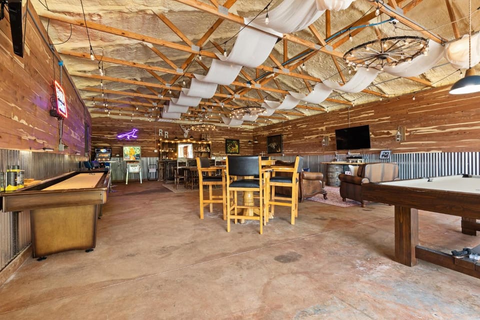 Roadrunner Inn and Log Cabins Resort in Beaver Lake