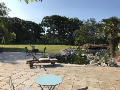 Stay at 'The Elms' in tranquil Church Norton, Selsey - Ground floor bedroom, own private bathroom, q Hotel in Selsey
