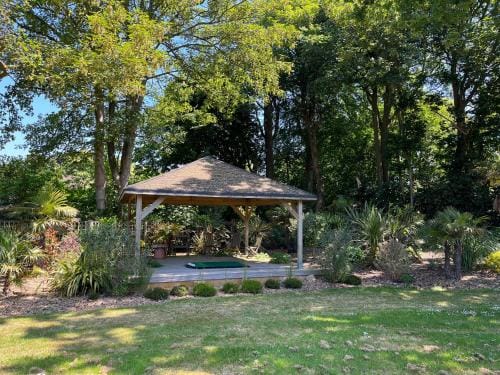Stay at 'The Elms' in tranquil Church Norton, Selsey - Ground floor bedroom, own private bathroom, q Hotel in Selsey