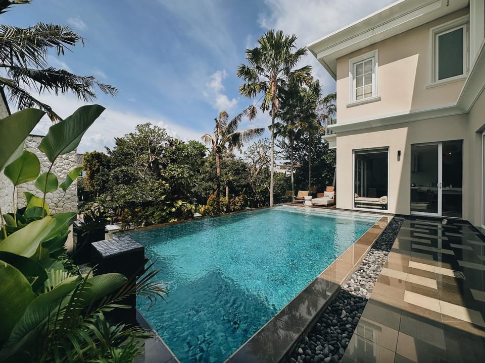 Swimming pool [outdoor]