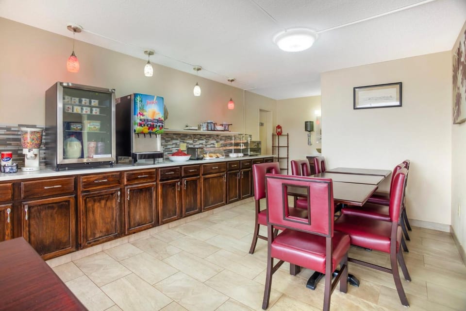 HomeTowne Studios by Red Roof Huntsville - Madison Hotel in Madison
