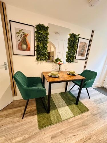 -R1- Newly Renovated En-Suite Private Room in Birmingham Selly Oak Hotel in Birmingham