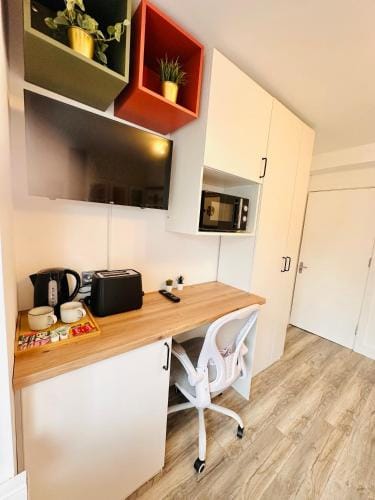 -R1- Newly Renovated En-Suite Private Room in Birmingham Selly Oak Hotel in Birmingham