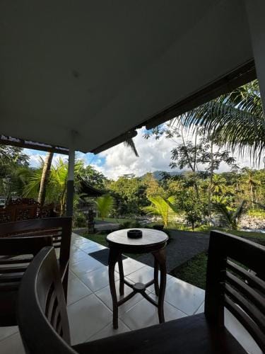 Villa Joglo tepi sungai Hotel in Sidemen