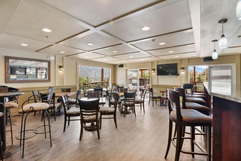 Woodland Country Lodge Hotel in Woodland Park
