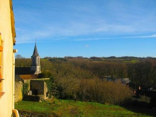 Grande chambre calme avec vue, wifi et parking - Le Pechereau - FR-1-591-559 Hotel in Centre-Val de Loire
