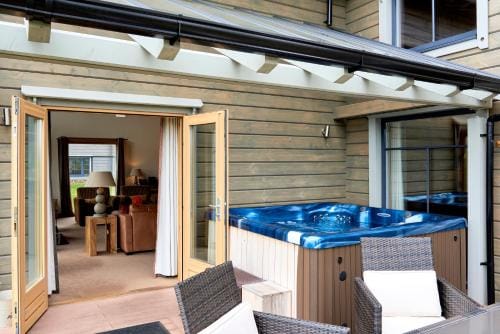 Hunter Lodges by Celtic Manor Lodge in Newport