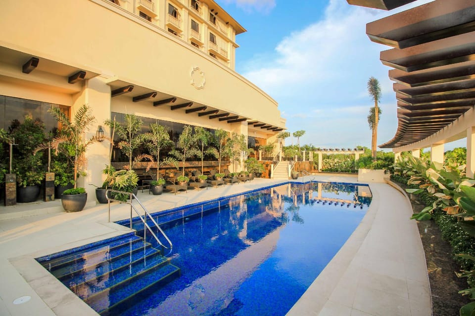 Swimming pool [outdoor]