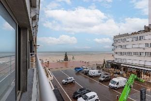 Charming and cozy apartment with sea view Hotel in Koksijde