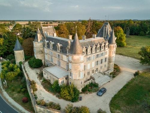 Chambre pour 3 personnes au Chateau Hotel in Centre-Val de Loire